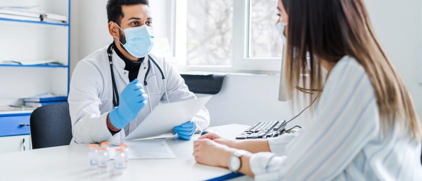 medico-indio-recibe-al-paciente-informa-sobre-resultados-pruebas-medicina-salud-1024×683 medico-indio-recibe-al-paciente-informa-sobre-resultados-pruebas-medicina-salud-1024x683